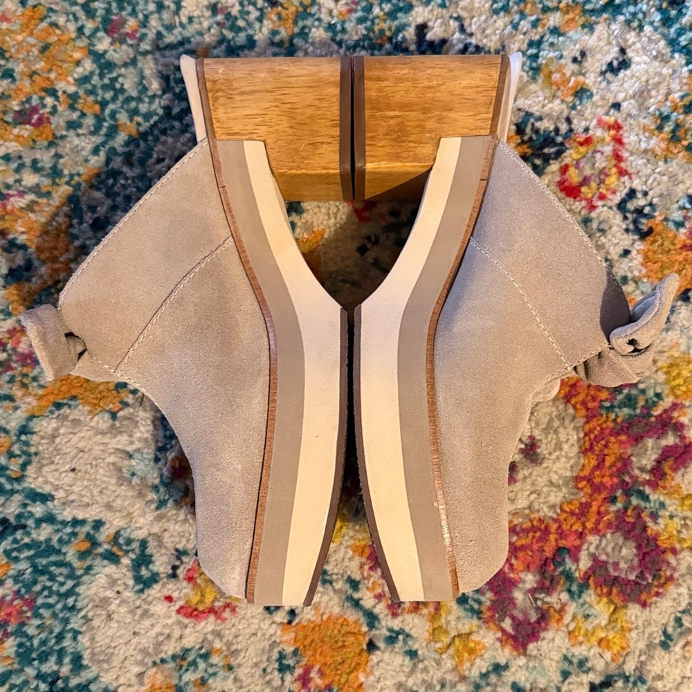 BERNARDO Shoes Womens 7.5 Beige Sadie Mule Wooden Heel Bow Suede‎ Retro Clog - Picture 3 of 7